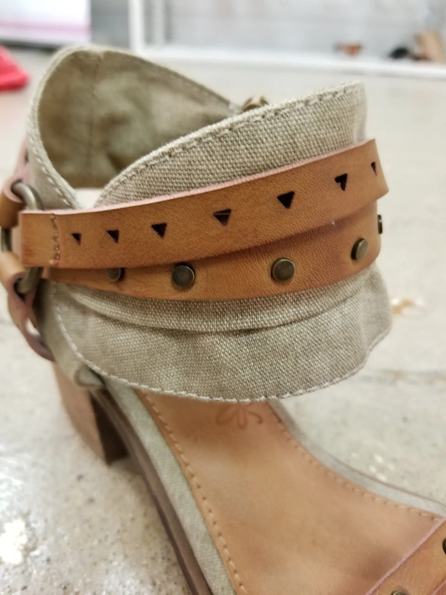 Short Heeled Sandals - Olive/Neutral